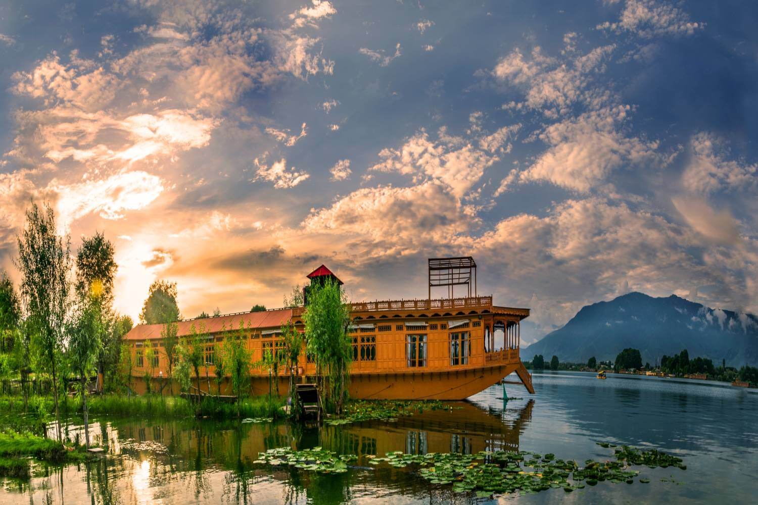 Houseboat with Pahalgam Tour